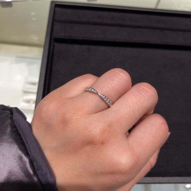 【ティファニー(Tiffany & Co.)の口コミ】 ダイヤが埋まっているタイプのため私の好みではあった。真ん中がクロスし…