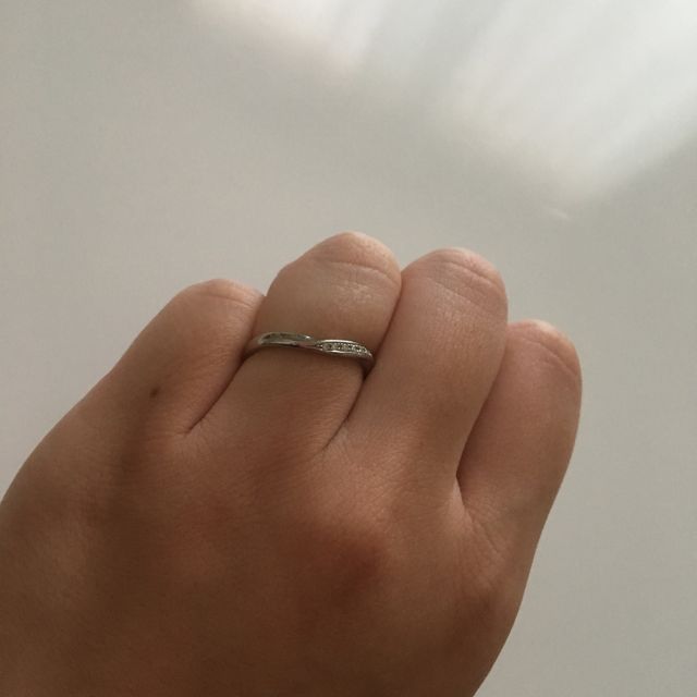 【4℃ BRIDAL(ヨンドシーブライダル)の口コミ】 なめらかなS字カーブとシンプルさが気に入りました。店員さんがカーブがあ…