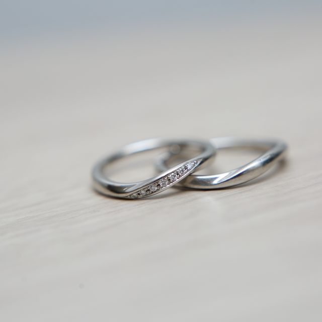 【4℃ BRIDAL(ヨンドシーブライダル)の口コミ】 なめらかなS字カーブとシンプルさが気に入りました。店員さんがカーブがあ…