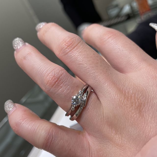 【アイプリモ(I-PRIMO)の口コミ】 他にはないデザインで、重なり合っているので個性的な指輪です。スタッフ…