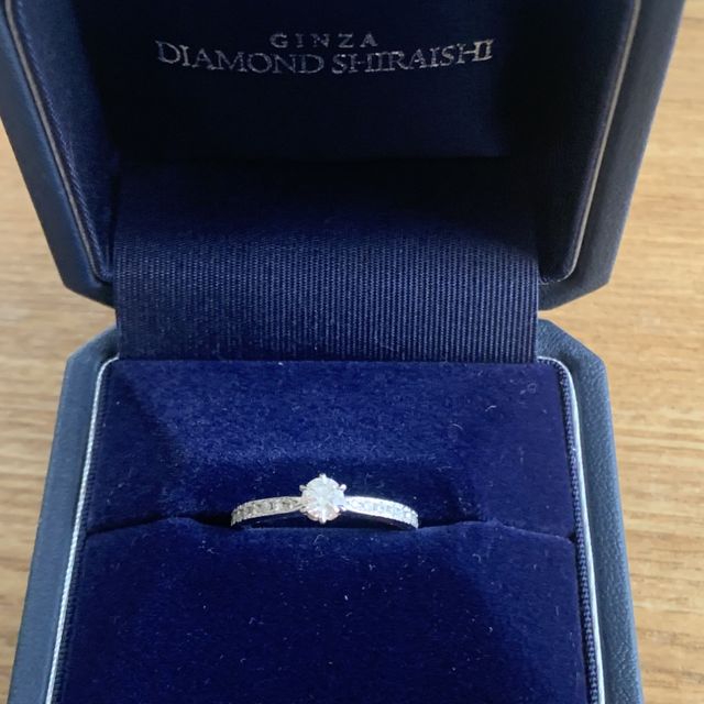 【銀座ダイヤモンドシライシの口コミ】 着け心地が良い。周囲に細かくダイヤモンドが入っていて中心のダイヤモン…