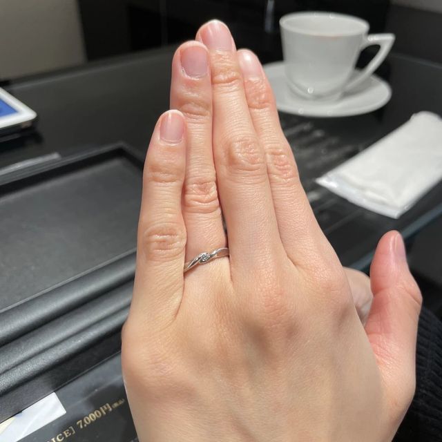 【エクセルコダイヤモンド(EXELCO DIAMOND)の口コミ】 シンプルでありながも一石ダイヤが美しく手をきれいに見せてくれるところ…