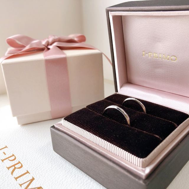 【アイプリモ(I-PRIMO)の口コミ】 2人ともシンプルな形かつ少し個性が欲しく、妻はウェーブにダイヤが加工さ…
