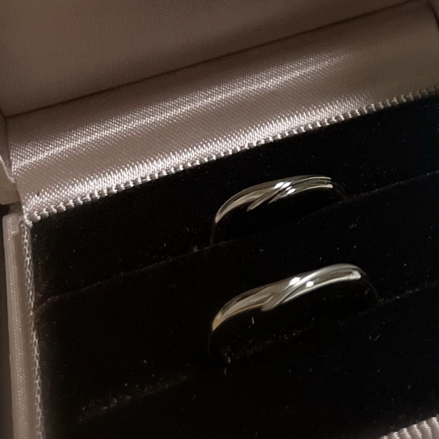 【アイプリモ(I-PRIMO)の口コミ】 【指輪のデザイン】
男性も女性も普段使いしやすいシンプルなデザインを基…