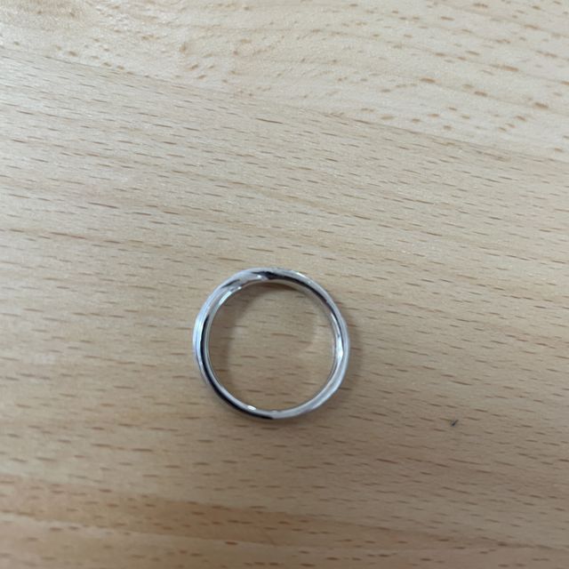 【エクセルコダイヤモンド(EXELCO DIAMOND)の口コミ】 こちらの指輪の決め手となったのはシンプルなデザインです。シンプルであ…