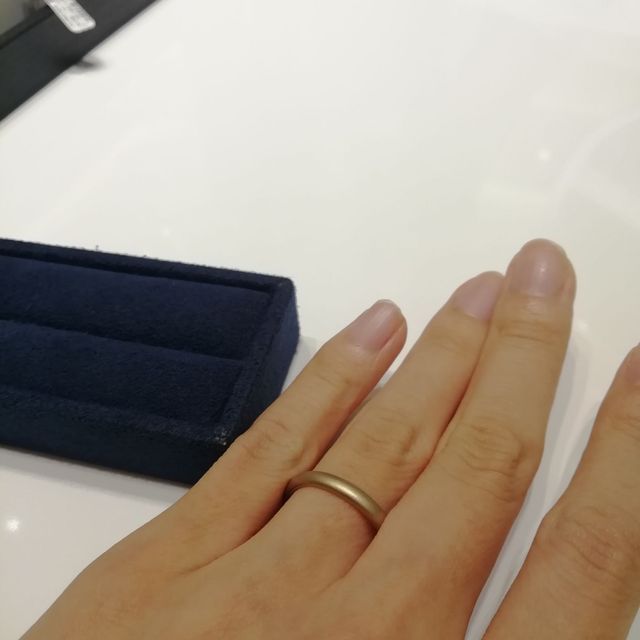 【4℃ BRIDAL(ヨンドシーブライダル)の口コミ】 装飾の少ない、シンプルな形で肌に合う落ち着いた色合いを探していました…