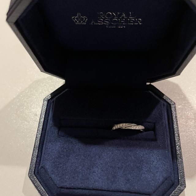 【ROYAL ASSCHER(ロイヤル・アッシャー)の口コミ】 デザインとダイヤモンドの輝きが決め手になりました！
色白で指の太さがき…