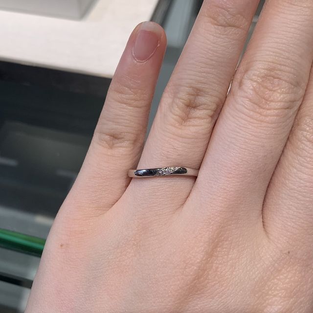 【アイプリモ(I-PRIMO)の口コミ】 派手すぎず、かつしっかり5石ついているのが気になって試着しました。軽く…