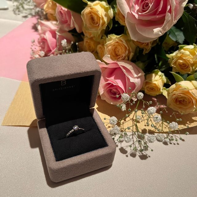【BRILLIANCE+(ブリリアンスプラス)の口コミ】 指輪のデザインがアシンメトリーでリング部分にもダイヤが散りばめられて…