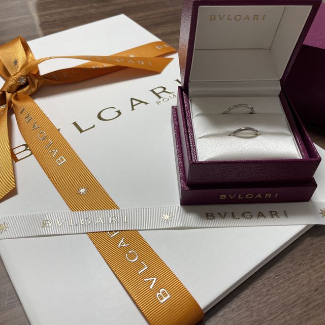 【ブルガリ(BVLGARI)の口コミ】 日常的につけるのでシンプルはものにしました。シンプルだけども内側には…