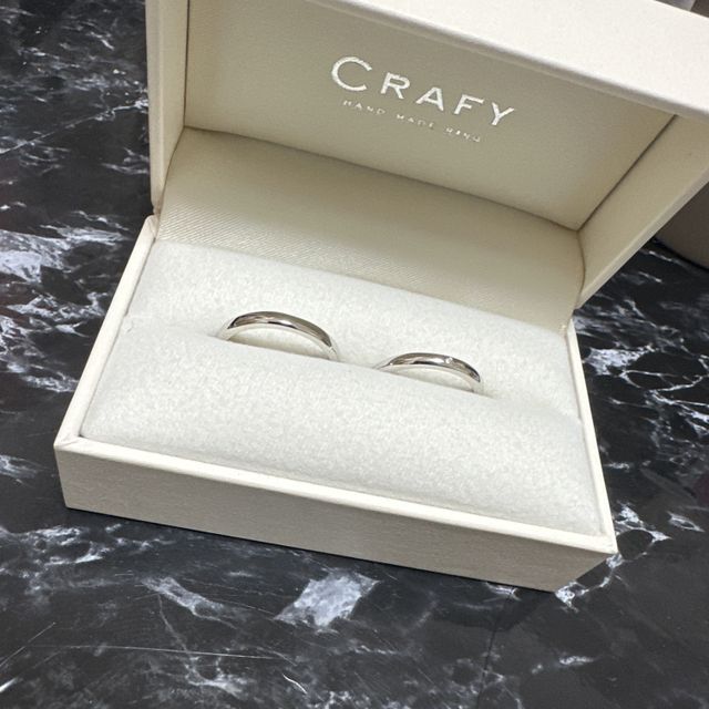 【CRAFY(クラフィ)の口コミ】 ペアリングは柄が掘ってあったので結婚指輪は長くずっと付けやすいシンプ…