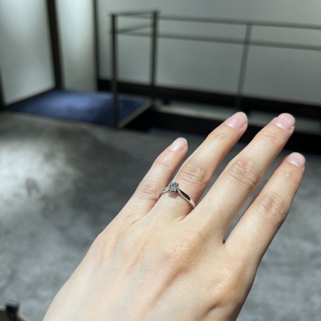 【BRILLIANCE+(ブリリアンスプラス)の口コミ】 4本爪の台座によって、ダイヤモンドが持ち上がっていて、横部分が見えるデ…