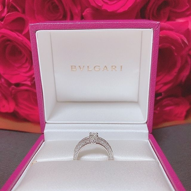 【ブルガリ(BVLGARI)の口コミ】 パヴェのデザインで上から見たときだけでなく、どこから見てもダイヤが輝…