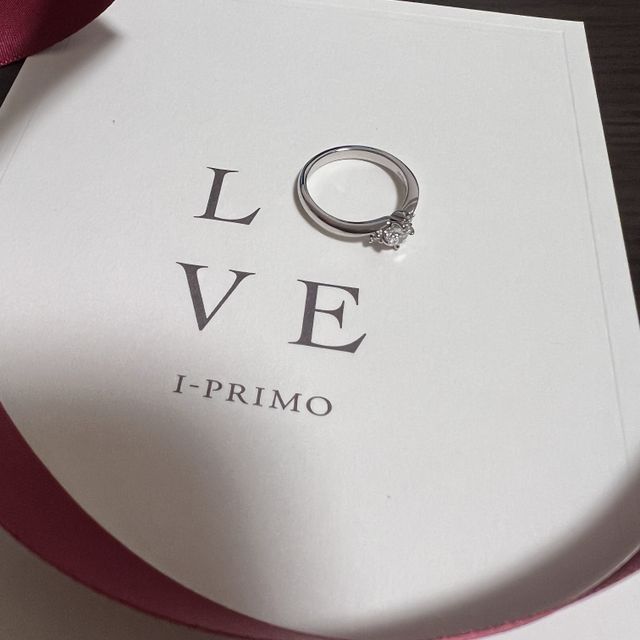 【アイプリモ(I-PRIMO)の口コミ】 デザインが良かったです。
真ん中のダイヤだけだとよくあるけれど、左右に…