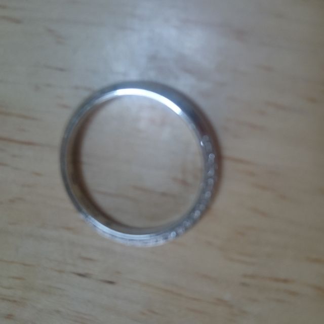 【アイプリモ(I-PRIMO)の口コミ】 主人と直接お店で見て一目惚れしました。表面には細かいダイヤを沢山埋め…