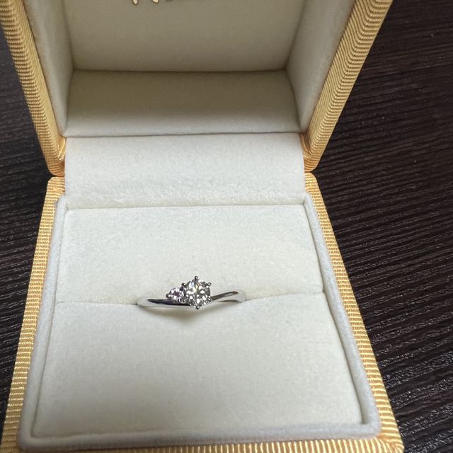 【ケイウノ ブライダル(K.UNO BRIDAL)の口コミ】 ただダイヤモンドがついているだけではなく、ピンクサファイアが横につい…