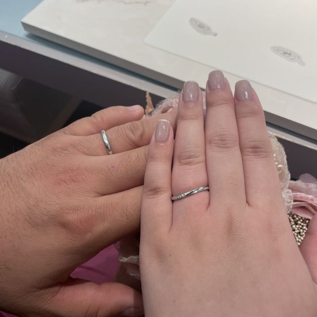 【アイプリモ(I-PRIMO)の口コミ】 指が綺麗に見えるデザインが決め手になりました。細身のウェーブでダイヤ…