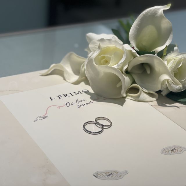 【アイプリモ(I-PRIMO)の口コミ】 指が綺麗に見えるデザインが決め手になりました。細身のウェーブでダイヤ…