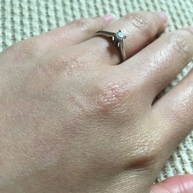 【カルティエ(Cartier)の口コミ】 大ぶりでは無く小ぶりで付けやすいのが一番の決め手です。昔の婚約指輪は…