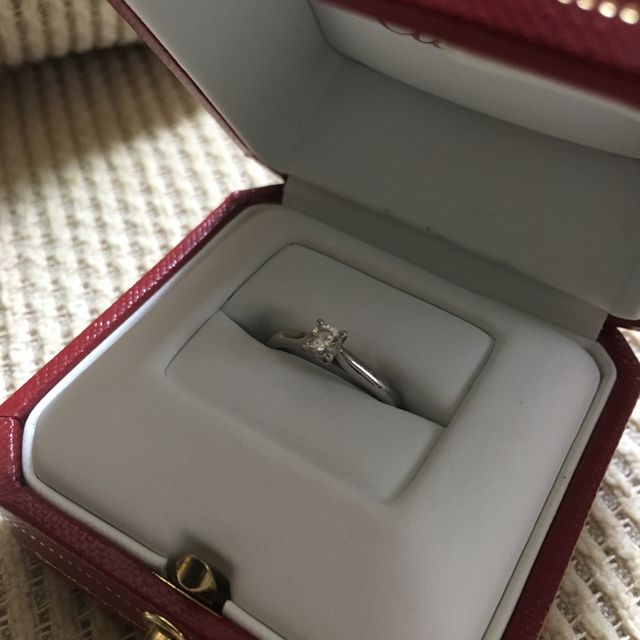 【カルティエ(Cartier)の口コミ】 大ぶりでは無く小ぶりで付けやすいのが一番の決め手です。昔の婚約指輪は…