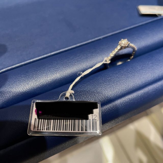 【銀座ダイヤモンドシライシの口コミ】 指輪のデザインがとてもよく、婚約指輪としては小ぶりなダイヤモンドから…