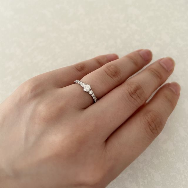 【銀座ダイヤモンドシライシの口コミ】 婚約指輪は普段使いできるようなタイプを探しており、ザ婚約指輪といった…