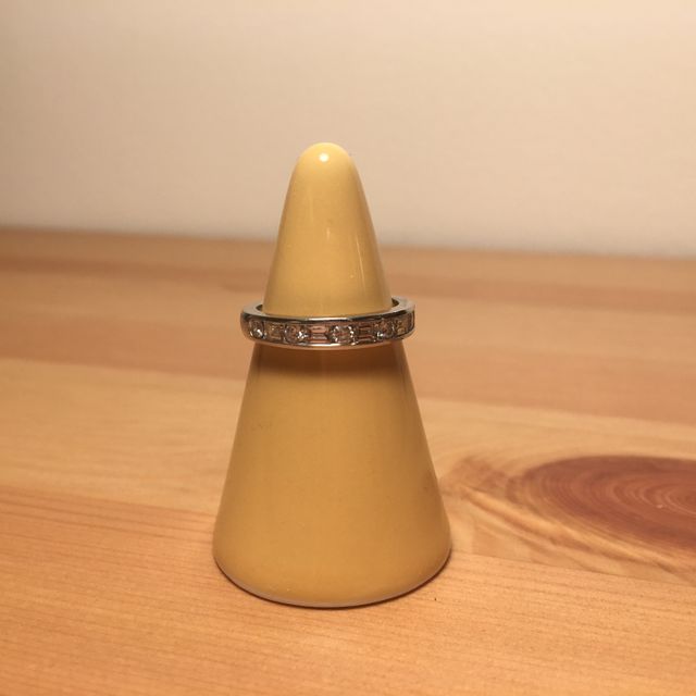 【ティファニー(Tiffany & Co.)の口コミ】 ラウンドブリリアントカットのダイヤと、バケットカットのダイヤのハーフ…