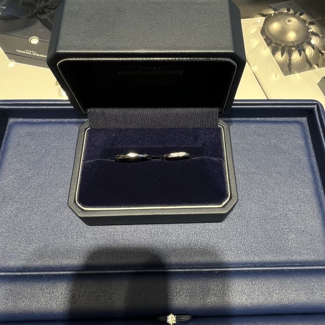 【銀座ダイヤモンドシライシの口コミ】 婚約指輪と一緒につけたいので形をストレートにして、ダイヤも斜めからも…