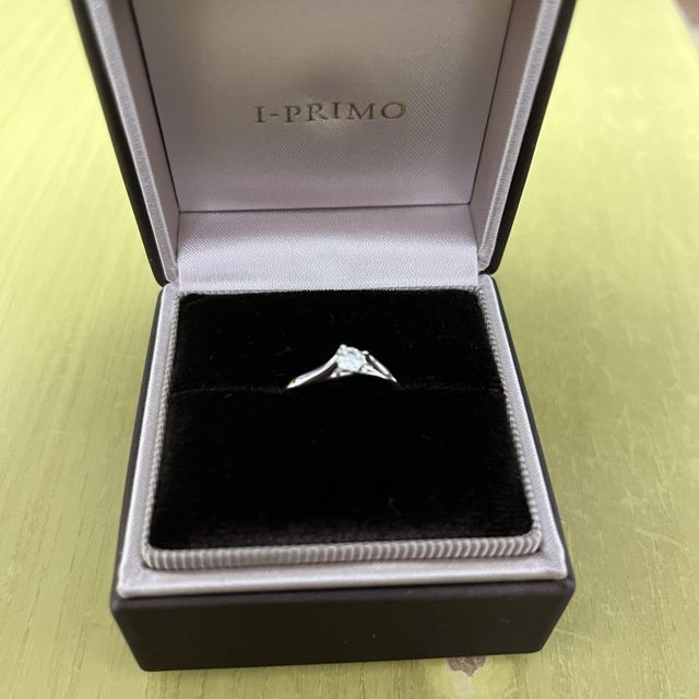 【アイプリモ(I-PRIMO)の口コミ】 あまり派手なものを好まない彼女なので、ダイヤの指輪の中に埋め込まれて…