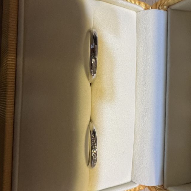 【ケイウノ ブライダル(K.UNO BRIDAL)の口コミ】 婚約指輪と一緒にはめても変にならないものがいいと伝えたところこの形を…