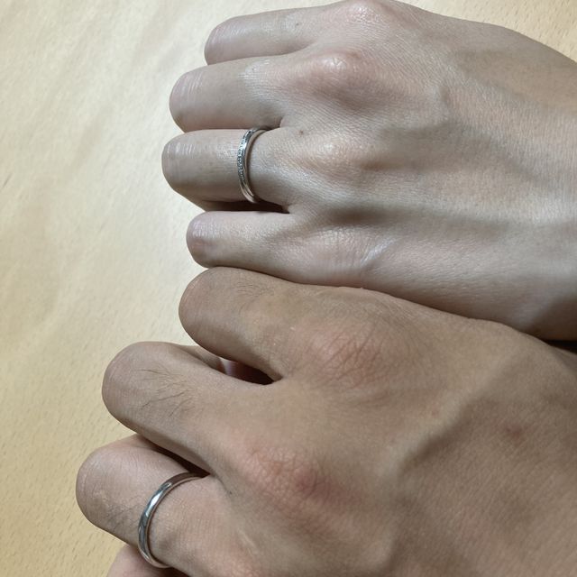 【銀座ダイヤモンドシライシの口コミ】 シンプルで付けやすいものを選びました。婚約指輪がシンプルなので、それ…