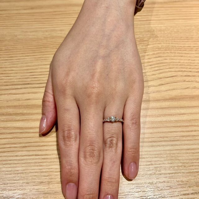 【アイプリモ(I-PRIMO)の口コミ】 キラキラで1番最初に目につきました。
元々はもっとシンプルな指輪を選ぶ…