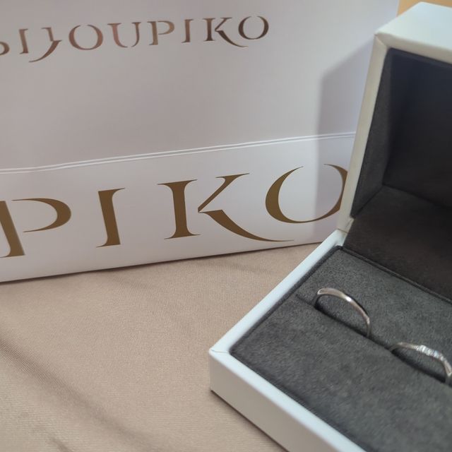 【Flowaves(フロウェーブス)の口コミ】 石が入っているのがよかったのとウェーブ形の指輪が自分の手にはしっくり…