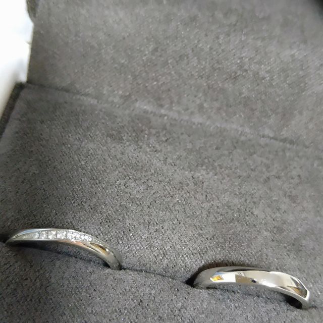 【ECRIN(エクラン)の口コミ】 もともとウェーブデザインを探していて自分の指に
しっくり来るつけ心地、…