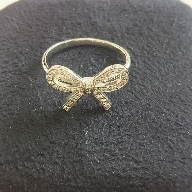 【ティファニー(Tiffany & Co.)の口コミ】 店頭に下見に行った際、数ある中からみて、リボンの可愛さに一目ぼれして…