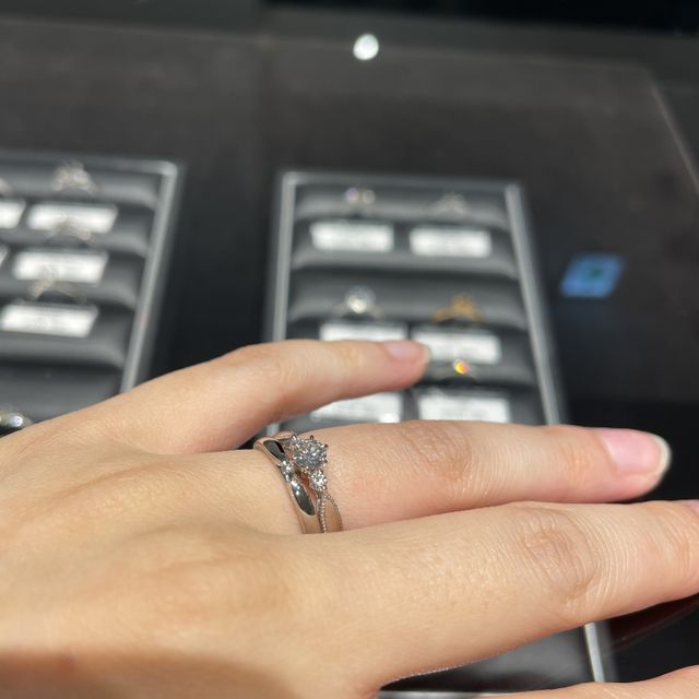 【エクセルコダイヤモンド(EXELCO DIAMOND)の口コミ】 指輪のデザインが全然決まっていない状態で店舗に見に行ったのですが、い…