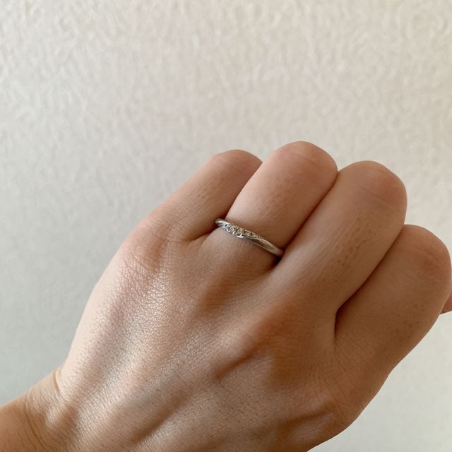 【銀座ダイヤモンドシライシの口コミ】 複数店舗を周り試着し、デザインや着け心地が気に入り決めました。ゴール…