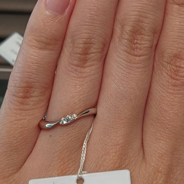 【アイプリモ(I-PRIMO)の口コミ】 ダイヤの周りのプラチナが細くダイヤもこぶりなので可愛らしく華奢な印象…