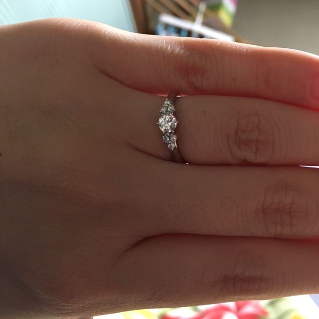 【銀座ダイヤモンドシライシの口コミ】 ダイヤモンドの品ぞろえが良くて、好みのサイズのダイヤモンドを選べまし…