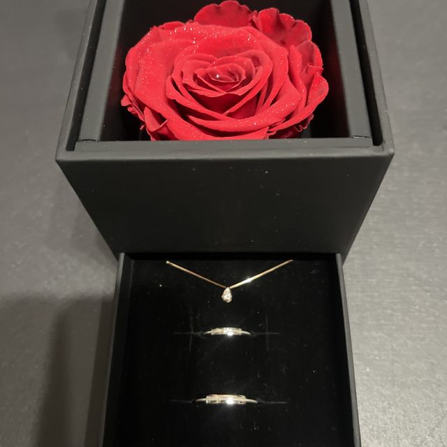 【ラザール ダイヤモンド(LAZARE DIAMOND)の口コミ】 指輪のデザインが一番な決め手です。最初は模様等が無く、シンプルなもの…