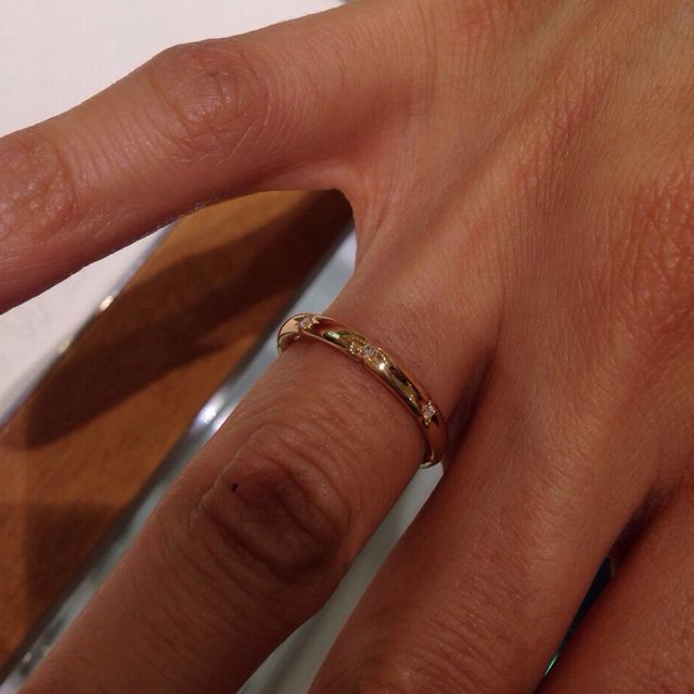 【STAR JEWELRY(スタージュエリー)の口コミ】 たくさん迷いましたが、普通のシンプルな指輪とは違ってスターが彫ってあ…