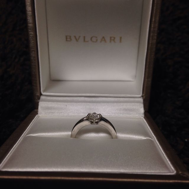 【ブルガリ(BVLGARI)の口コミ】 シンプルですが、ダイヤモンドに向かってリングが細くなる形がリボンのよ…