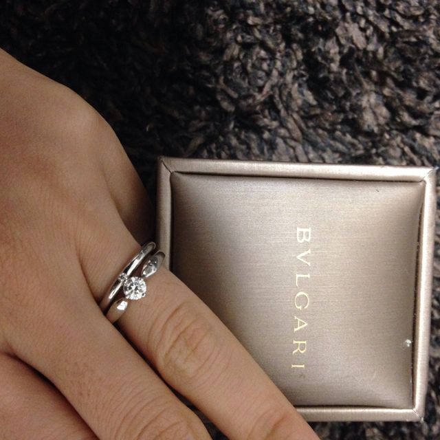 【ブルガリ(BVLGARI)の口コミ】 シンプルですが、ダイヤモンドに向かってリングが細くなる形がリボンのよ…