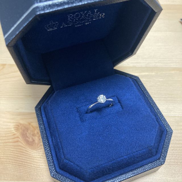 【ROYAL ASSCHER(ロイヤル・アッシャー)の口コミ】 婚約者と一緒に選びました。ある程度事前調べをする中でロイヤルアッシャ…