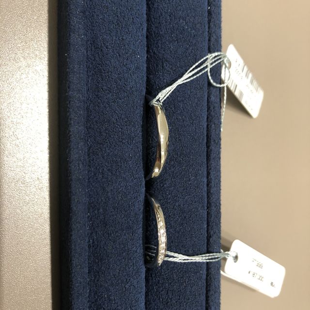 【4℃ BRIDAL(ヨンドシーブライダル)の口コミ】 デザインは本当にたくさんの種類がありました。太さも豊富に取り揃えられ…