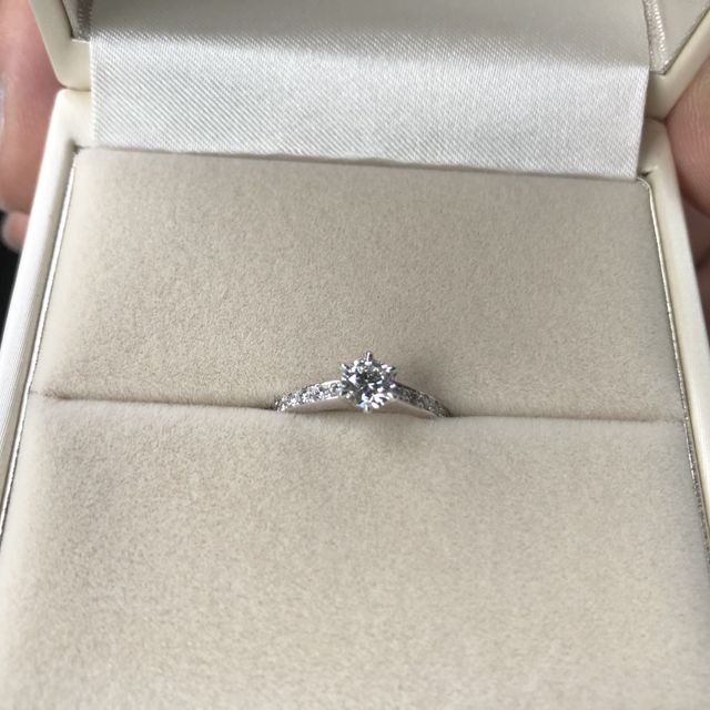 【宝寿堂(ほうじゅどう)の口コミ】 指輪のデザインは色んなブランドを見て回ってイメージしていました。一粒…