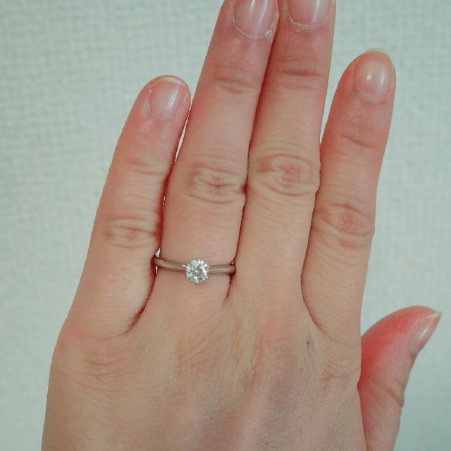 【銀座ダイヤモンドシライシの口コミ】 ダイヤモンドにひとめぼれで即決でした。
台座のデザインも気に入っていま…