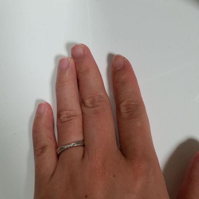 【4℃ BRIDAL(ヨンドシーブライダル)の口コミ】 横にラインが入っているデザインで、真ん中(石の部分）だけ細くなっている…