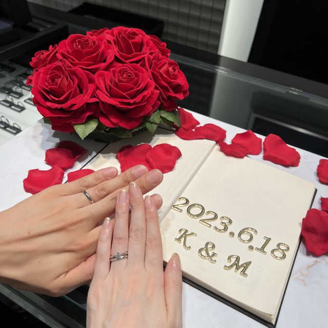 【ラザール ダイヤモンド(LAZARE DIAMOND)の口コミ】 婚約指輪はシンプルなデザインのものにして、結婚指輪は斜めにダイヤが入…