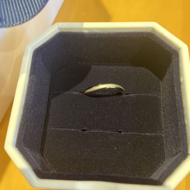 【4℃ BRIDAL(ヨンドシーブライダル)の口コミ】 女性用指輪:相手側、自分側から見ても輝いていて、上品なデザイン。また中…